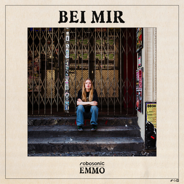 BEI MIR Single-Artwork mit emmo vor einem Berliner Ladengitter